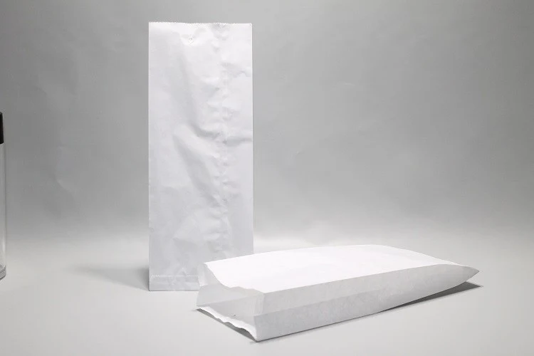 Papperspåsar Vit 14x6x28cm med Sidoinvik | innehåll 1,5kg Cellulosapapper 35grs (125 st) [PAV1418]