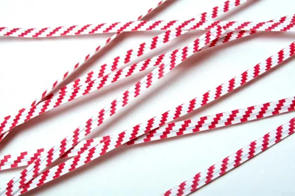 Säcktråd remsor 10,2x0,4cm Papper Vit/Röt randig (1000 st) [TT4WRS]