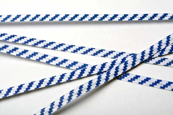 Säcktråd remsor 10,2x0,4cm Papper Vit/Blå randig (1000 st) [TT4WBS]